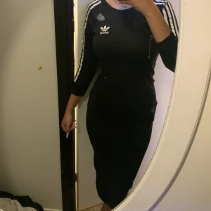 Adidas klänning - En svart addidas klänning i storlek S använt bara några gånger jätte fint skick på den  Hör av er vid frågor.