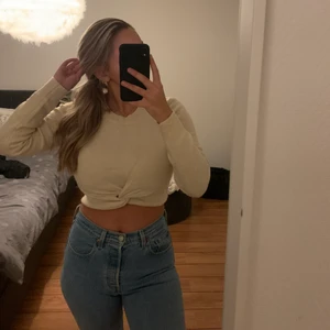 Stickad tröja  - Stickad vit tröja säljes. Den är helt ny och inte använd. Säljer då den inte är min stil.