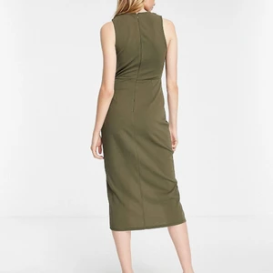 Kakifärgad figursydd klänning - Figursydd klänning använd 1 gång 