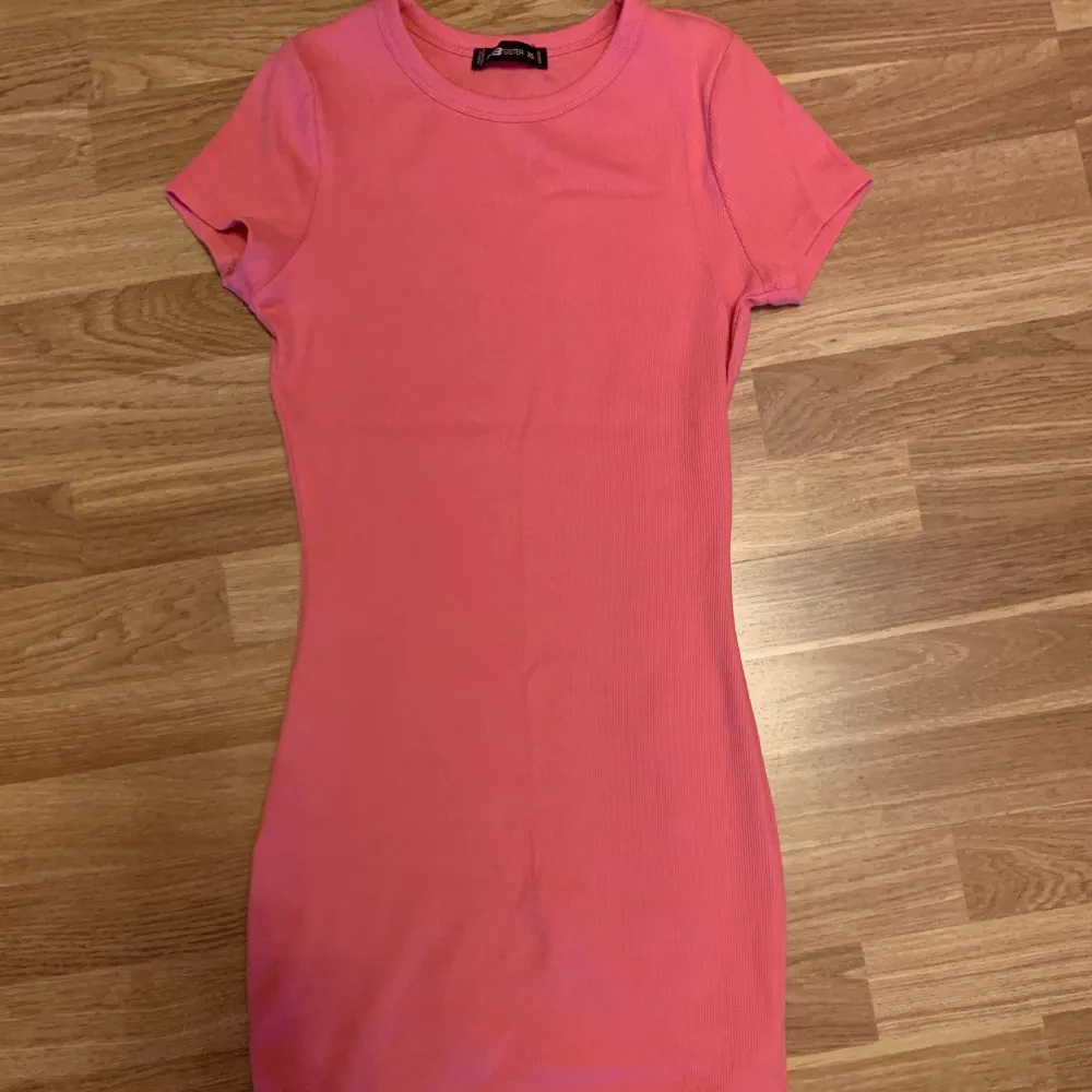 Ny,oanvänd klänning i rosa färg.. Klänningar.