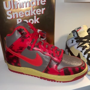 Nike Dunk High 1985 ”Acid Wash Red” - Tja säljer dessa helt nya aldrig testa Nike dunk high, väldigt underskattade skor my opinion. Säljer dom för retail+frakt.