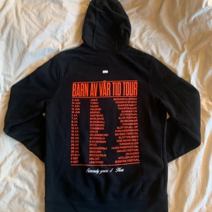 Hov1 hoodie - Säljer min hov1 hoodie från deras konsert i somras - barn av vår tid tour. Använd 2 gånger och tvättad en gång, fortfarande mycket fint skick. Köparen står för frakt.