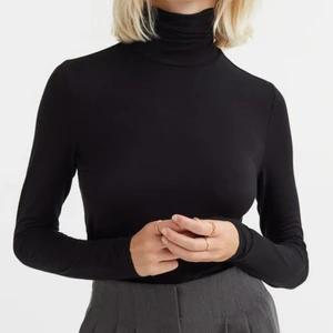 Svart polotröja, CULTURE - Svart polotröja, väldigt skön och bra skick men har 2 identitska så säljer.