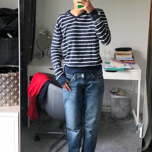 Randig tröja  - Randig stickad v ringad tröja. Super super fin men kommer inte till användning 