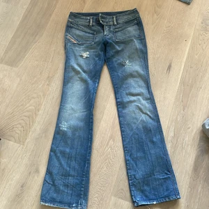 Low waist jeans - Säljer mina low waist jeans som är min mammas gamla så dessa säljs inte längre. Skriv privat för fler bilder❤️