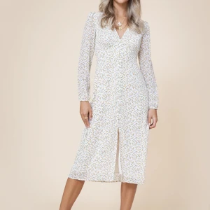 Adoore klänning (Paris dress) - Adoore klänning i populära modellen Paris dress. Aldrig använd, är i nyskick i storlek 38, färgen lemon.  Kan mötas upp i Stockholms innerstad eller skicka med posten om så önskas!