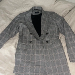 Kavaj - Oversized kavaj från Lindex. Passar en 36-38 också då den är väldigt stor i storlek. ( jag själv är en 36-38)