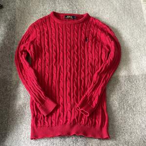 Säljer min röda ralph lauren tröja i storlek large.  Är nästan helt ny då jag bara har använt den en gång. Bra kvalitet och väldigt fin. Pris ingår ej i frakt.
