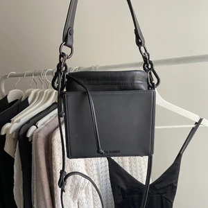 Steve madden väska  - Super cool väska ifrån Steve madden, perfekt till hösten!! Sparsamt använd och därför i väldigt bra skick, skriv vid intresse eller för fler bilder🫶🏽 