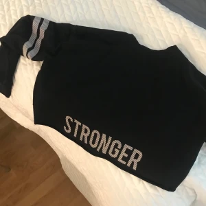 Stronger tröja  - Nopprig, välanvänd. Storlek xs. Frakt tillkommer