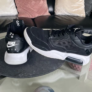Nike Air Jordan Max 200 Svart Och Vit Sneakers - Äkta Nike Air Jordan Max 200 i storlek 41. De här går för mellan 1300 kr och 1500 kr nu om man vill köpa dem. Knappt använta pga för stora. Går att förhandla priset.