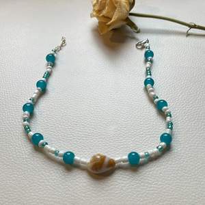 Vackert handmade handgjord halsband gjord av pärlor i havets färger. Perfekt för sommaren 