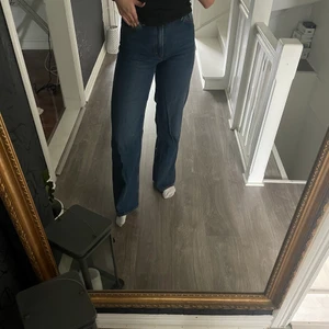 Blåa jeans - Ett par blåa jeans i mycket bra skick. Knappt använda 