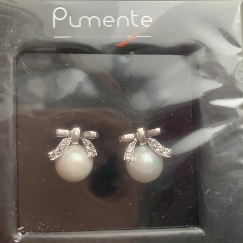 Oöppnade örhängen från Pimente säljer på grund utav att det inte är min stil. Kostade 579 kr men säljer dom för 199  kr.. Accessoarer.