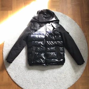 Calvin Klein vinterjacka M - Så gott som i nyskick. Inga tecken på användning alls. Kommer inte ihåg nypriset men har för mig att den låg mellan 4000-5000. Just nu slutsåld på careofcarl. Kom med bud 