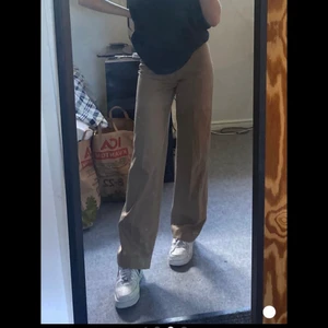 Beiga kostymbyxor - Säljer mina älskade vintage kostymbyxor då dem inte kommer till användning. Jätte fina perfekt längd på mig som är 170 med långa ben! Dem är från 60/70 tal med okänt märke. Skickar med postnord🤍 