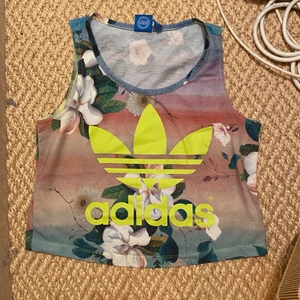 Adidas crop top - As cool crop top. Köpt second hand. Skriv för fler bilder. Säljer för ja ej använder. Bra skick. Köparen står för frakt 💕