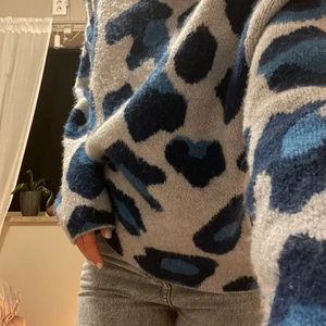 Stickad tröja  - Säljer denna stickade tröja från Zara då den inte har kommit till andvändning 