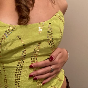 Grön korsett  - Ljusgrön korsett med paljetter. Perfekt för fest!