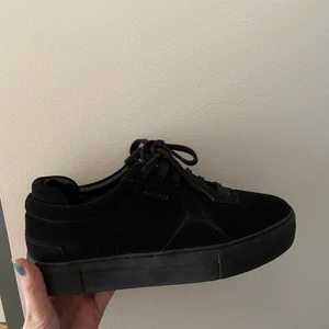 Axel Arigato  - Säljer stilrena och trendiga Axel arigato skor! Sälja då dom inte passar i storleken därav knappt använda. Kostar nya 1600 säljs för 500 inklusive frakt