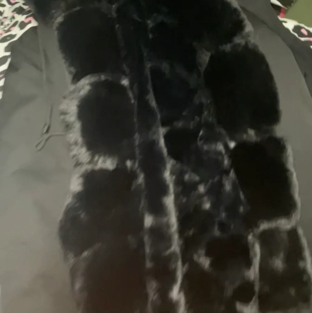 Säljer min parka jacka då den inte kommer till användning, kommer sälja den billigt pågrund av att den är lite sydd och det finns ingen tråd på den, men annars är den jättefin och i bra skick. . Takit.