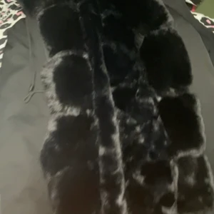 Parka jacka storlek S - Säljer min parka jacka då den inte kommer till användning, kommer sälja den billigt pågrund av att den är lite sydd och det finns ingen tråd på den, men annars är den jättefin och i bra skick. 