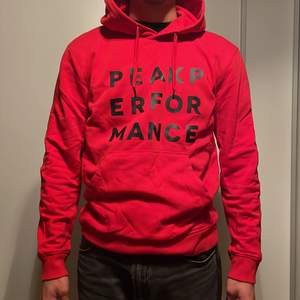 Knappt använd hoodie från Peak Performance med tryck på magen, pris går att diskutera 