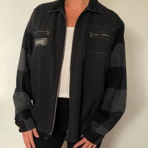 Foxhound flanell jacket. Stl M - Knappt använd flanelljacka från foxhound. Stl M. Unisex modell. 