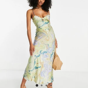 Flerfärgad midiklänning Mango, strl: 38 - Klänning från Mango, Flerfärgad, vattenfärgsmönstrad midiklänning i satin med snörning baktill, Storlek 38, Ej använd! Nypris:820