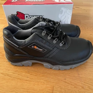 Oanvända U-Power skyddskor - Säljer ett par skyddskor från U-Power pga att jag fick ett par andra. Helt oanvända som bara har legat undangömda ett tag. Verkar som att dom är mer som 40-41 i storlek.  Frakt tillkommer på 99kr