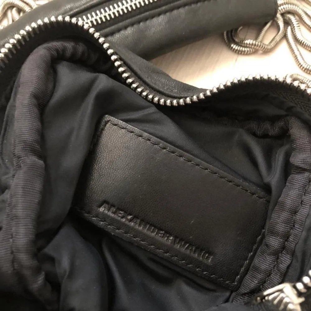 Designerväska från Alexander Wang i skinn med metalldetaljer. Bra skick. Fler bilder kan skickas . Laukut & Käsilaukut.