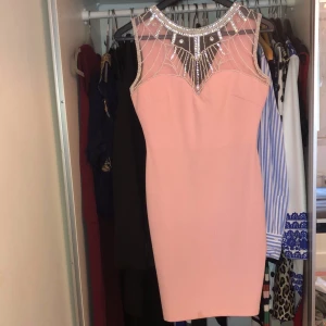 fedtklänning LIMITED EDITION - säljer denna söta klänningen som endast vart använd en gång, det finns 2 eller 1 fläck(ar) på som går att fixas bort