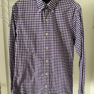 Herrakjorta Ralph lauren slimfit - stl. S - Helt ny skjorta från Ralph Lauren som tyvärr aldrig kommit till användning. Färgen är lila och storleken S.