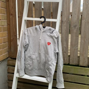 Cdg hoodie  - Cdg hoodie, skick 7/10 Några små hål vid vissa ställen, kan skicka bilder på de om man vill, därav priset!  Storlek M på tag men sitter XS 