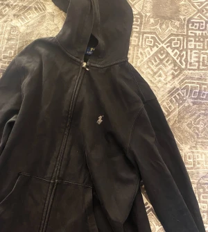 Svart kofta  - Polo - Xs - 70kr  Hoddie - S - 50kr  