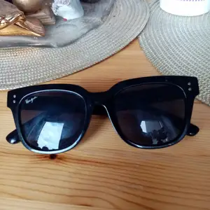 Säljer ett par Haga solglasögon som ja inte använder längre, dom är i jätte fint skick, kan skickas mot betalning. Kostade 950kr när ja köpte dom och jag vill ha 350kr.
