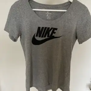 Grå Nike T-Shirt I storlek S. Tröjan är i använt skick💖