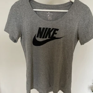 Grå Nike T-Shirt💖 - Grå Nike T-Shirt I storlek S. Tröjan är i använt skick💖