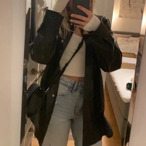 Skinn kavaj  - Skinn kavajen är använd ett par gånger, vill sälja för jag tycker att den är lite för stor på mig. Pris går att diskutera 