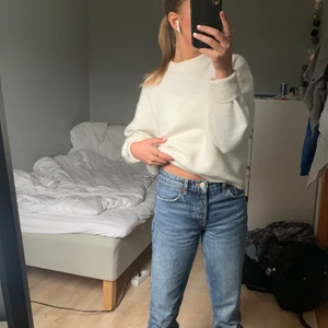Zara mid rise blå - Säljer mina zara mid rise byxor i storlek 34. De kommer inte till användning längre då jag mest använder lågmidjat. Längst ner på byxorna är de lite slitna. Skicka privat för mer bilder eller frågor 🙌🏼💞