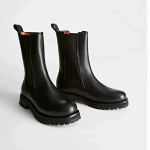 Chelsea boots  - Fina boots från Other stories. Nypris 1800 säljer för 600