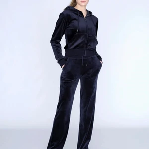 Juciy couture set - Set som säljes endas hela settet för 1300kr.💙✨ tröjan är S och byxor är Xs. Helt oanvända endast testat de! Frakt är inte 99kr