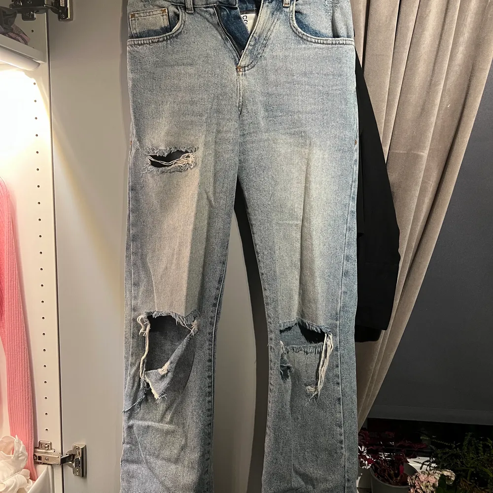 Jättesnygga jeans med hål och slitningar. Köpt på ASOS. Kan skicka fler bilder vid intresse😊. Jeans & Byxor.