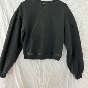 Grå/svart tröja - En urtvättad svart tröja från hm. Super skönt och  en aning tunnare i materialet. Använd fåtal gånger. Storlek xs.