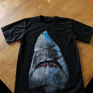 Givenchy t shirt - Kom aldrig till användning pågrund av att den passade mig inte. Storleken är L men den passar som M. Ny pris 950kr 