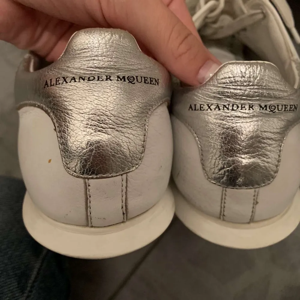 Säljer dessa super snygga unika Alexander McQueen skor i storlek 38,5! Skorna är i mycket fint skick med några enstaka slitningar i lädret därav priset. Hör gärna av er vid intresse💓 Pris kan diskuteras vid en snabb affär🫶🏼🫶🏼❤️. Skor.