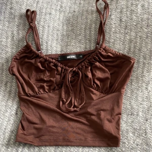 Linne från bikbok - Brunt linne från Bikbok, knappt använt💞