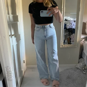 Jeans från Zara - Supersnygga jeans från Zara i en ljusblå nyans! Wide leg, snygg passform. Köparen står för fraktkostnad🤍
