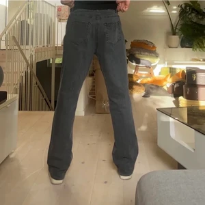 Vintage byxor  - Tjena! Säljer ett par rikigt feta vintage byxor med rhinestone på backfickorna. Säljer då dem var förlånga. 