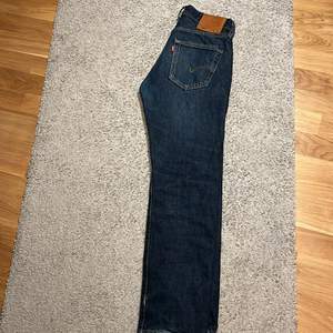 Hej jag säljer mina Levis 501 straight leg jeans för att du är för små köpte de för ett halv år sedan de har inga speciella skador. Skriv gärna om du är intresserad eller vill ha mera bilder. Köparen står för frakten📦